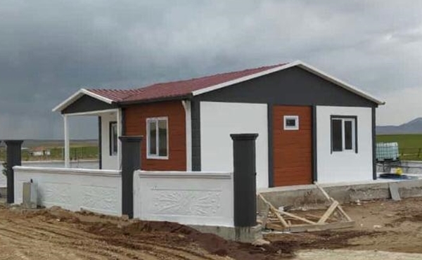 Bahçe duvarlı prefabrik ev